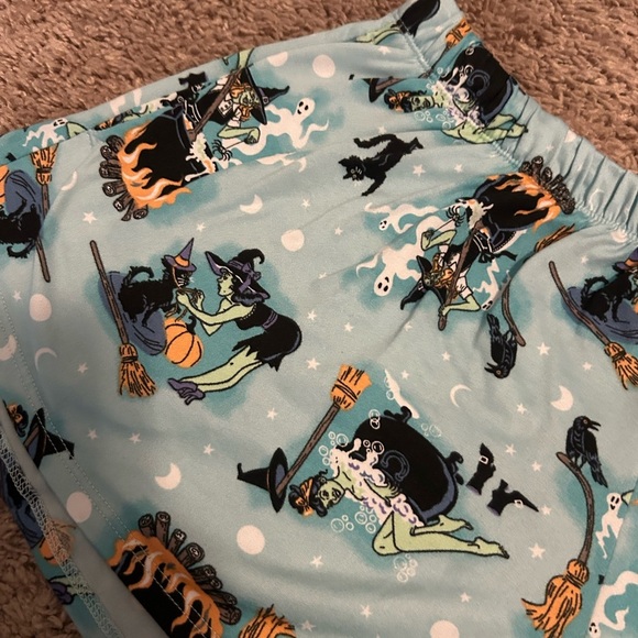 Halloween Witch 🪄 Pinup Goth Spooky Women’s Soft Short Sleeve Shorts PJ Set - Picture 6 of 9
